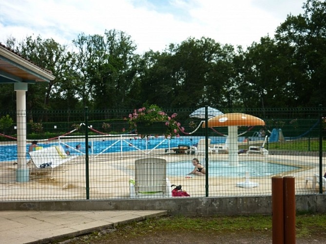 Sur le Parc touristique de la chêneraie "Primevère" agréable location pour touristes ou curistes