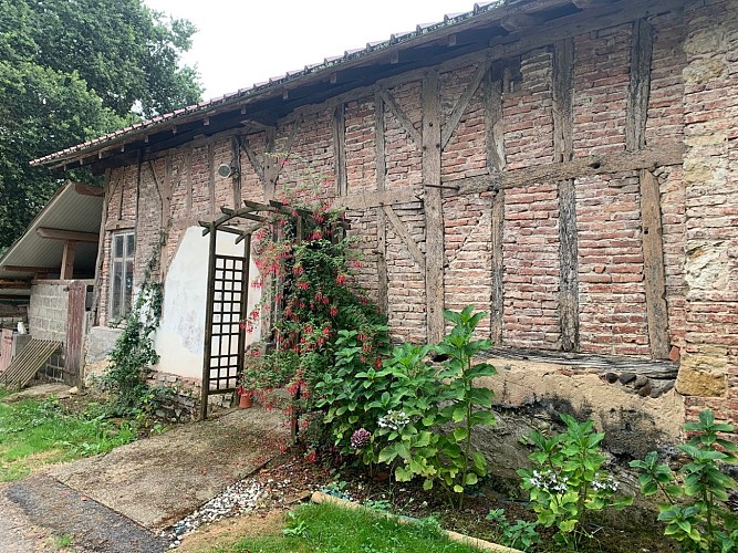 Façade bâtiment ferme Eslous Dutouya