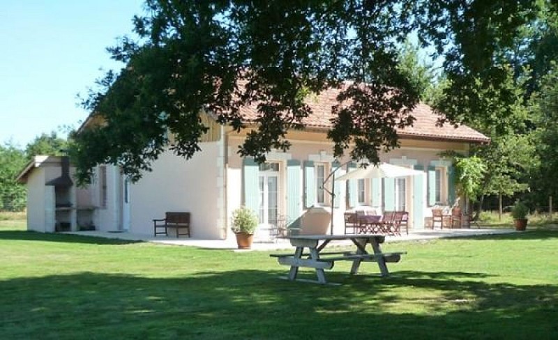 Ancienne ferme restaurée sur un grand airial avec piscine sécurisée, dans un environnement calme et naturel. Capacité 10 personnes