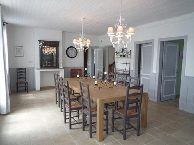 Ancienne ferme restaurée sur un grand airial avec piscine sécurisée, dans un environnement calme et naturel. Capacité 10 personnes