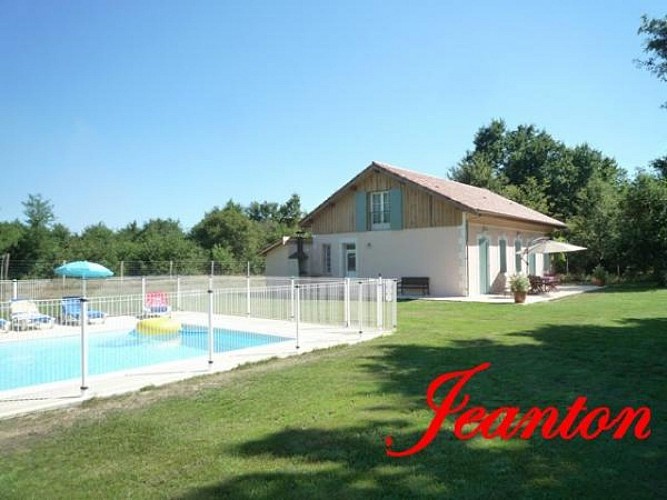 Ancienne ferme restaurée sur un grand airial avec piscine sécurisée, dans un environnement calme et naturel. Capacité 10 personnes
