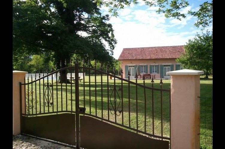 Ancienne ferme restaurée sur un grand airial avec piscine sécurisée, dans un environnement calme et naturel. Capacité 10 personnes