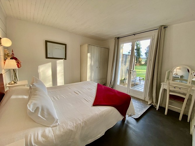 Chambre RDC Appartement 7, accès terrasse