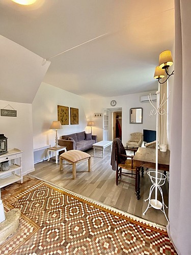 Salon climatisé (porte donnant sur la buanderie et les WC)