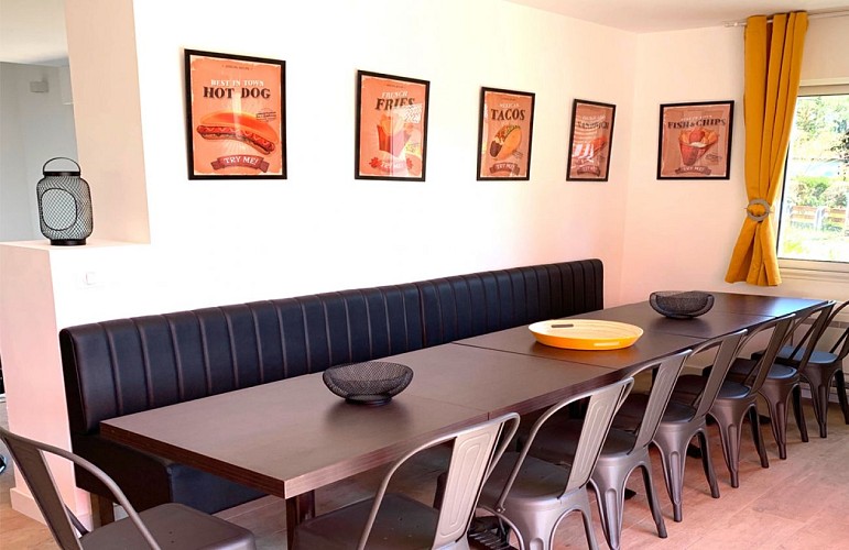 Loueurs-Hathor-sallea-manger