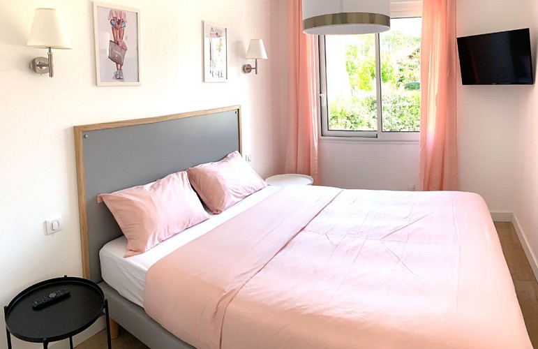 Loueurs-Hathor-chambre-rose-2