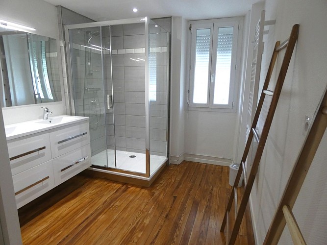 Salle de bains Condrine à Doazit avec Gîtes de France Landes