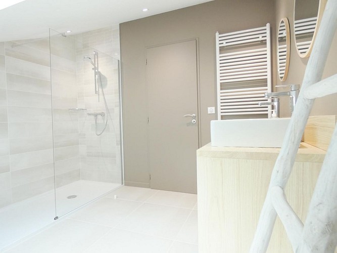 Salle d'eau de la Villa Cassora à Herm avec Gîtes de France Landes