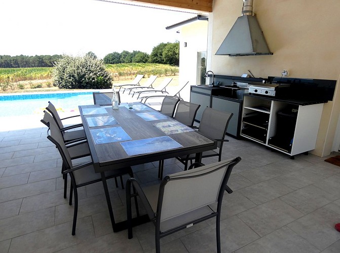 terrasse-gite-maison-segues-campagne