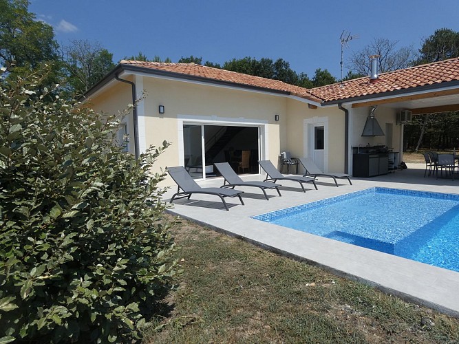 jardin-piscine-gite-maison-segues-campagne