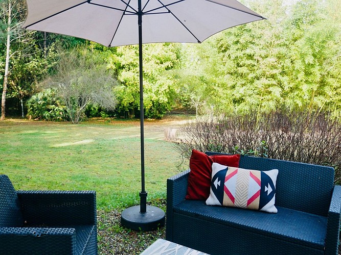 Salon jardin du Gîte les Sables landais à Gourbera avec Gîtes de France Landes