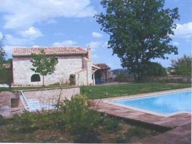 vue-exterieur-maison-piscine-arbre-saint-damien-la-sauvetat-de-saveres-ot-paps
