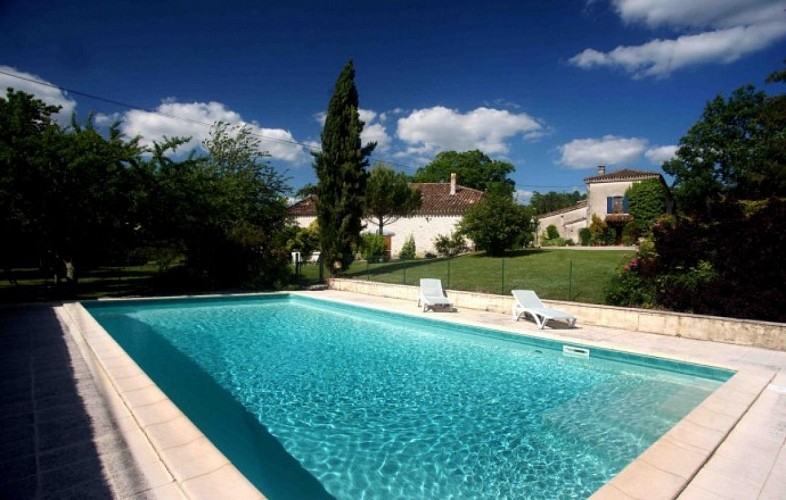 Gite-l-occitane---piscine-a-partager