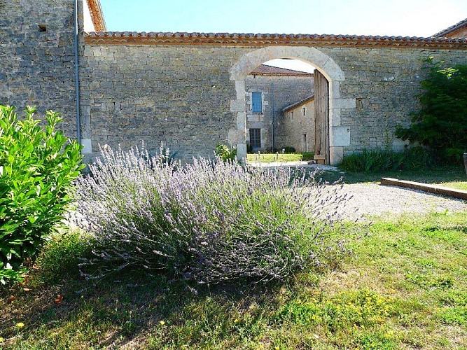 HLOAQU047FS00334_Thézac_Canel_L'écurie_entrée