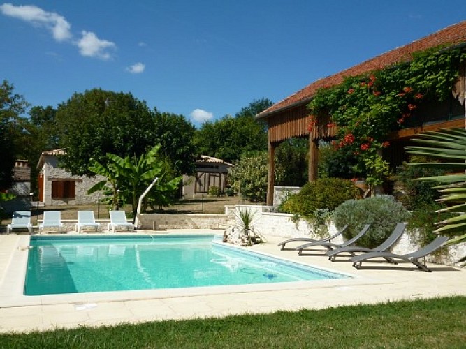 OT VILLEREAL - GITE TREFONS - VUE MAISON ET PISCINE