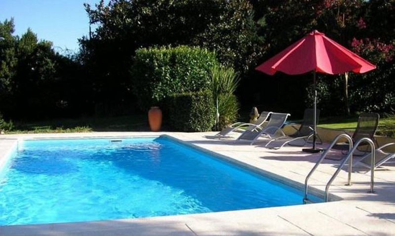 lauzun-gite-beausoleil-piscine
