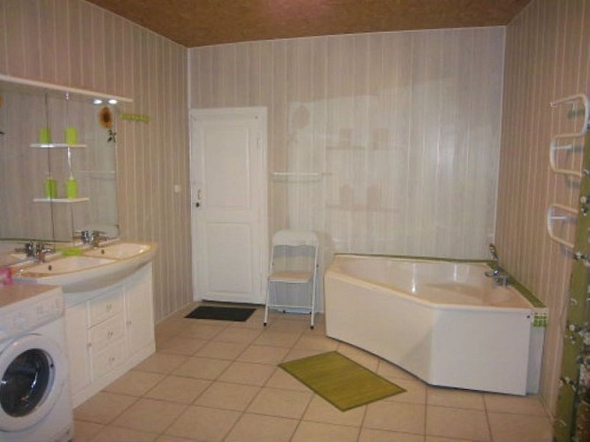 Grande salle de bain (1 WC dans la salle de bain au premier étage et un WC au rez de chaussée