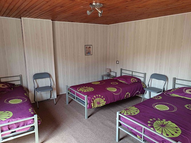 Chambre avec 3 lits 190 X 90 ( Les lits sont faits à votre arrivée)