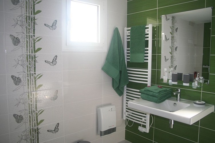 laplume-gite-castang-detail-salle-de-bain-destination-agen-tourisme