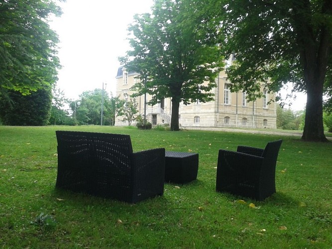 Espace détente dans le parc face au château Marith