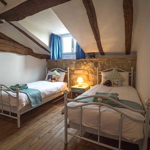 Gite-images-Drake-Twin-bedroom-Copy-scaled-e1624974712744-p9drobqwvt8eeusif3bmqxopikeezth3zbu6beexyo