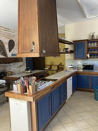 HLOAQU047V50BYUC_MOTHES DE BLANCHE_cuisine 2