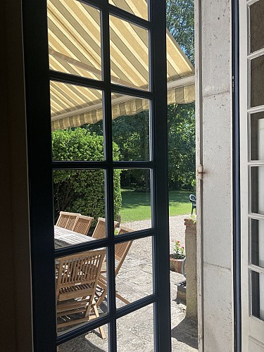 HLOAQU047V50BYUC_MOTHES DE BLANCHE_Terrasse cuisine