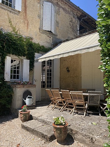 HLOAQU047V50BYUC_MOTHES DE BLANCHE_Terrasse cuisine 2