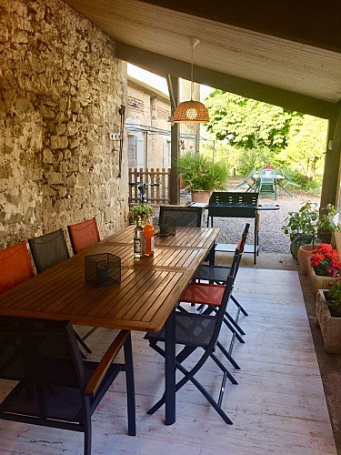 19. Le auvent sous abris pour vos repas en soiree