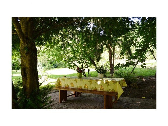 Gite-bidaouet-barbulescu-table-sous-les-arbres