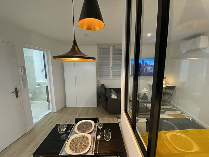 Meynard-Standing-(6)-destination-agen-tourisme