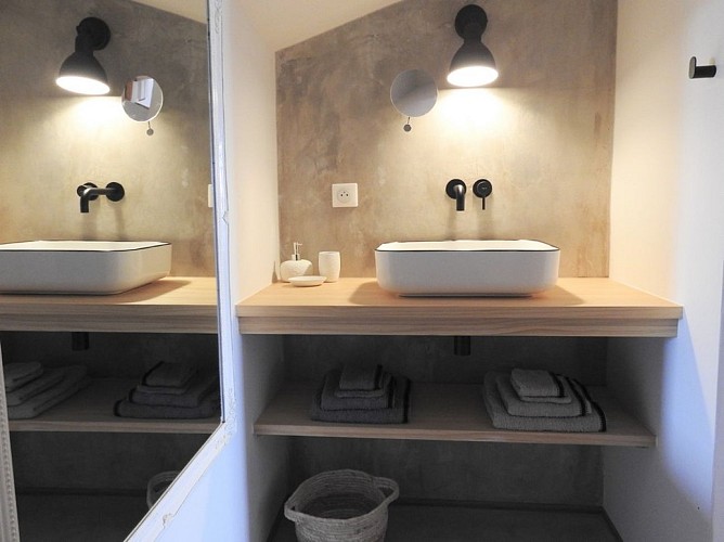 HLOAQU047V50GNL9_Blanquefort_Chambre en pierre_Gîte Villeréal_sd'eau