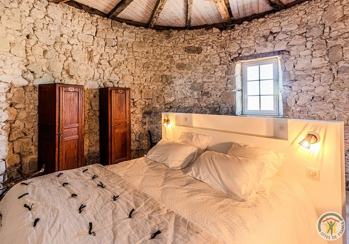 lauzun-gite un petit chateau-lit et casiers rangement