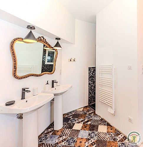 lauzun-gite un petit chateau-double vasque