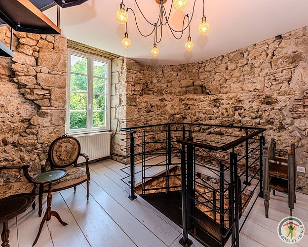 lauzun-gite un petit chateau-haut escalier