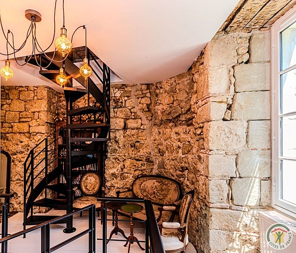 lauzun-gite un petit chateau-salon et escaliers