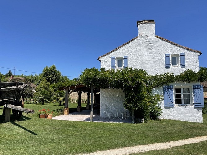 HLOAQU047V50J1IY_Cuzorn_O'Connor_Gîte Delphine_extérieur