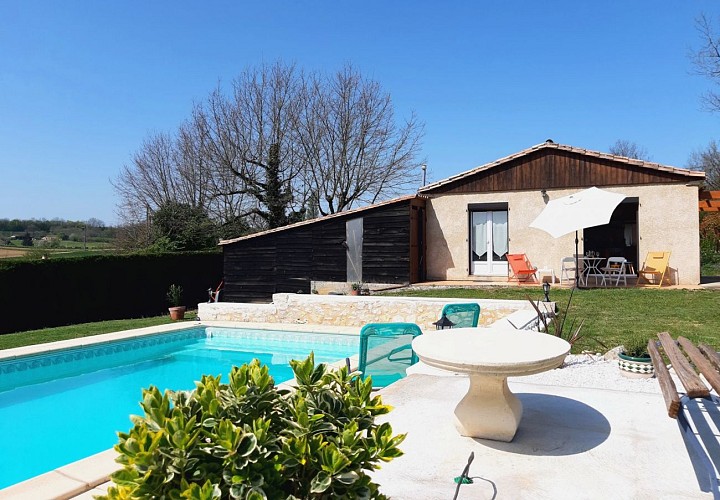 Piscine avec vue sur le gîte