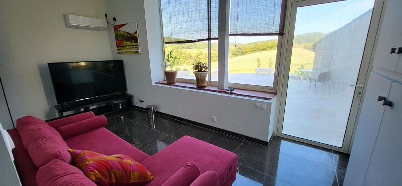 HLOAQU047V50K4NX_StHilaireDeLusignan_LaoumetChezLara_photo7