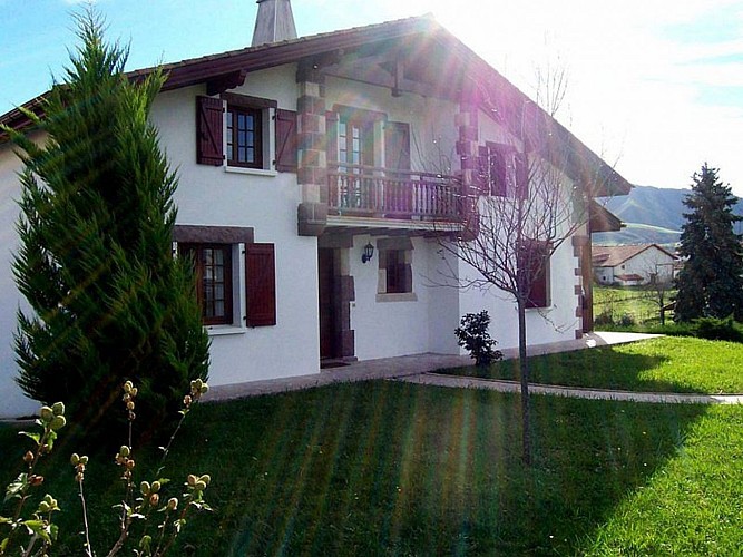 Location Lerissa - 01 - Vue maison - Caro