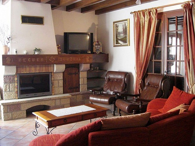 Location Lerissa - 03 - Salon et cheminée - Caro