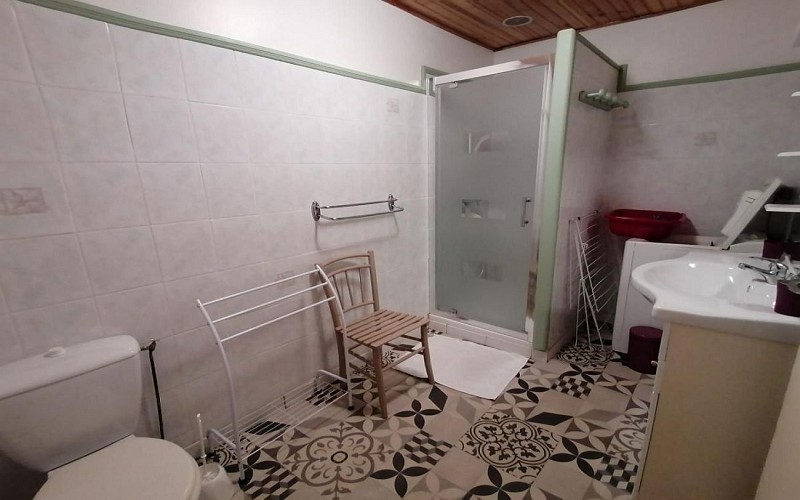 salle d'eau spacieuse, machine à laver