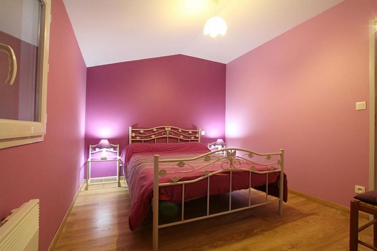 maison-lascor-chambre-lit-double-rose-hosta