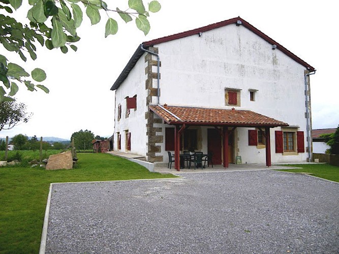 APEZAINEA chez LARZABAL