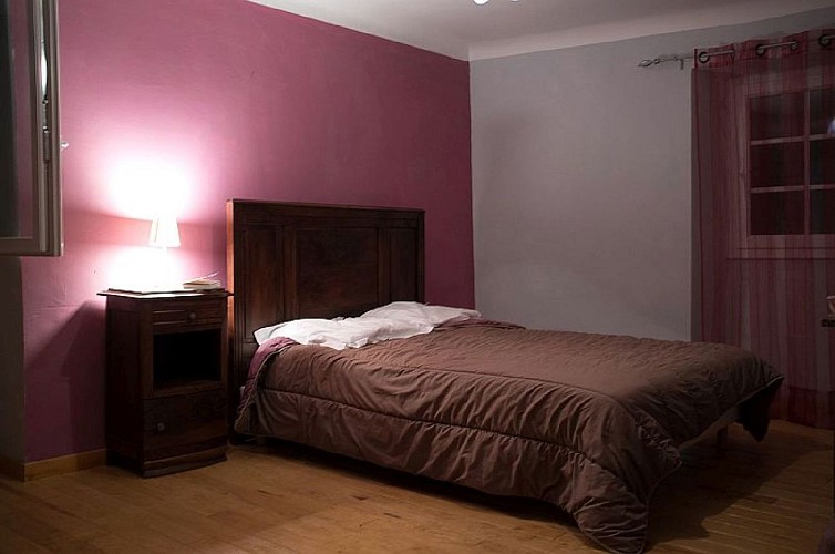 Maison Cedarry chambre lit double violet - Bidarray