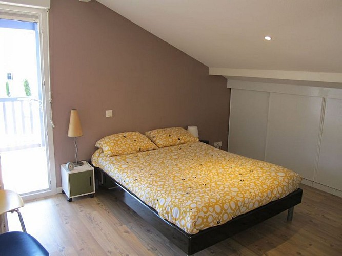 CHAMBRE 1 DONNANT SUR TERRASSE