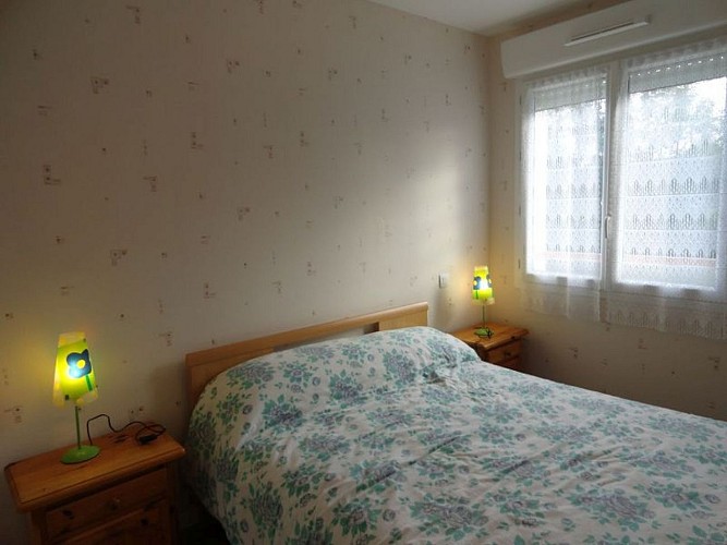 Location Charlet Evelyne - 09 - Chambre lit double fleuri - St Jean Pied de Port