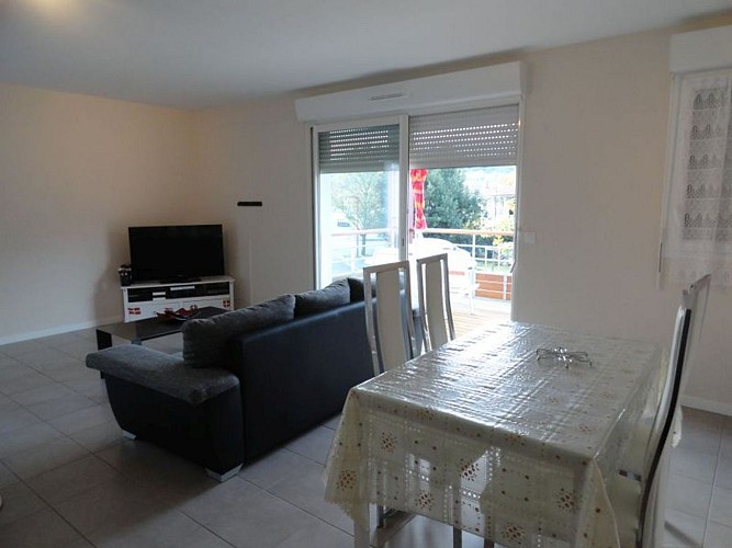 Location Charlet Evelyne - 07 - Vue salon et salle à manger - St Jean Pied de Port