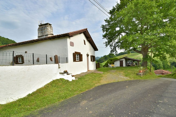 Maison Ahado - Vue route - Uhart Cize