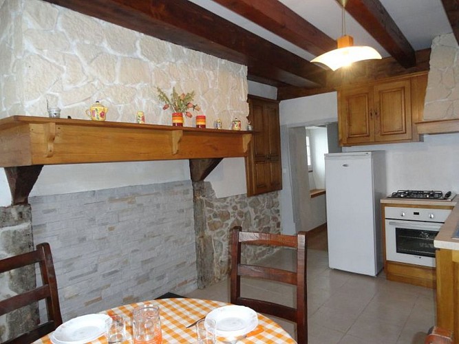 Location-Ahado-cuisine-cheminée-Uhart cize©otgb